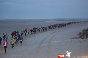 les équipes du trail des 2 baies après les premiers mètres parcourus.