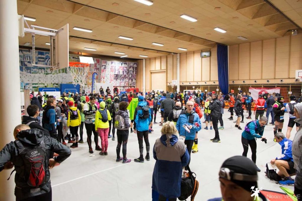 salle de retrait de dossart et de ravitaillement avant le départ de la course.
