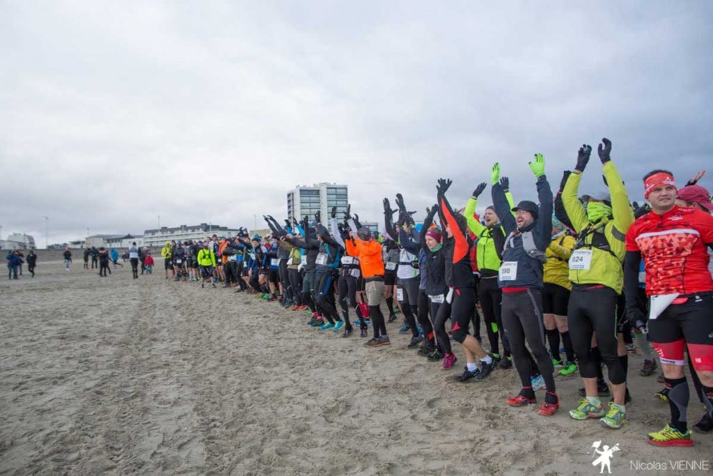 les participants sur la ligne de départ de la course du trail des 2 baies