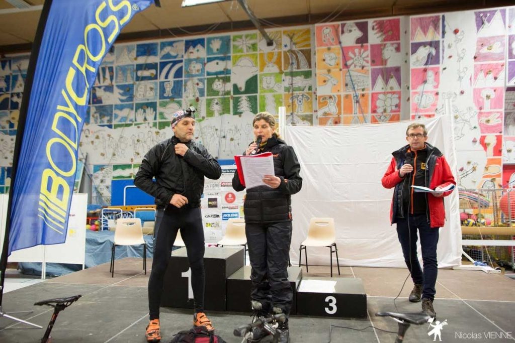 annonce des résultats sur le podium par Karine Baillet
